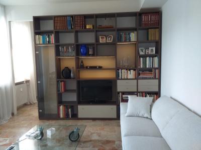 APPARTAMENTO-LIBRERIA SALA CON VANO TV